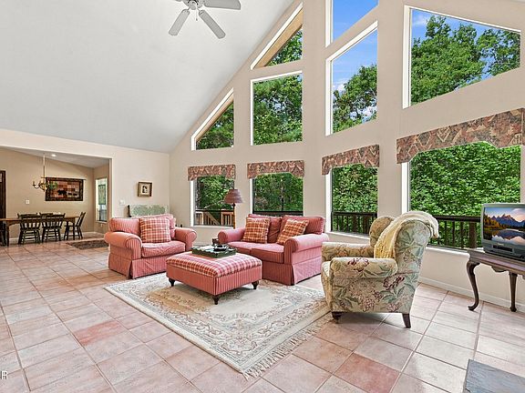 2nd image of 409 Jefferson Rd