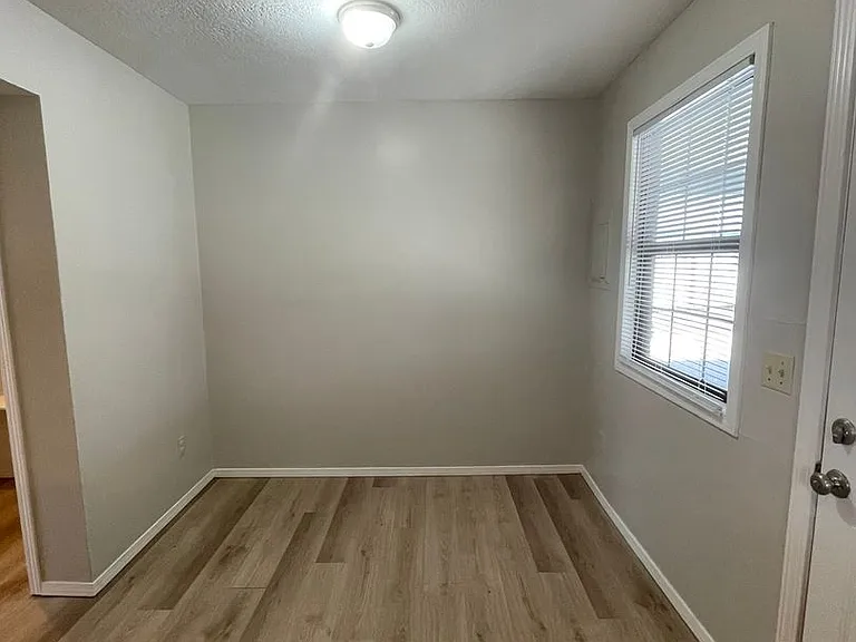 521 N Oak Grove Ave #B — Photo 5