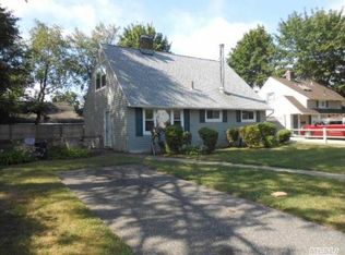 26 Mallard Rd, Levittown, NY 11756