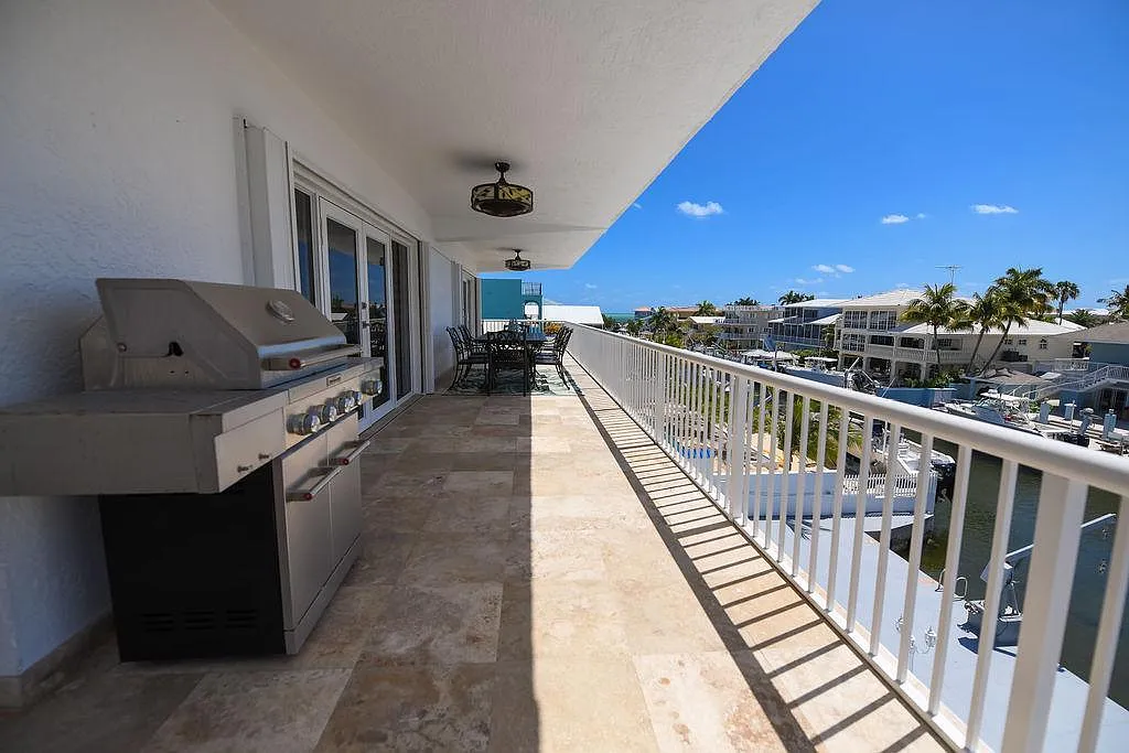 5 bed, 4.0 bath, 3362 sqft, $9,500 — Photo 2