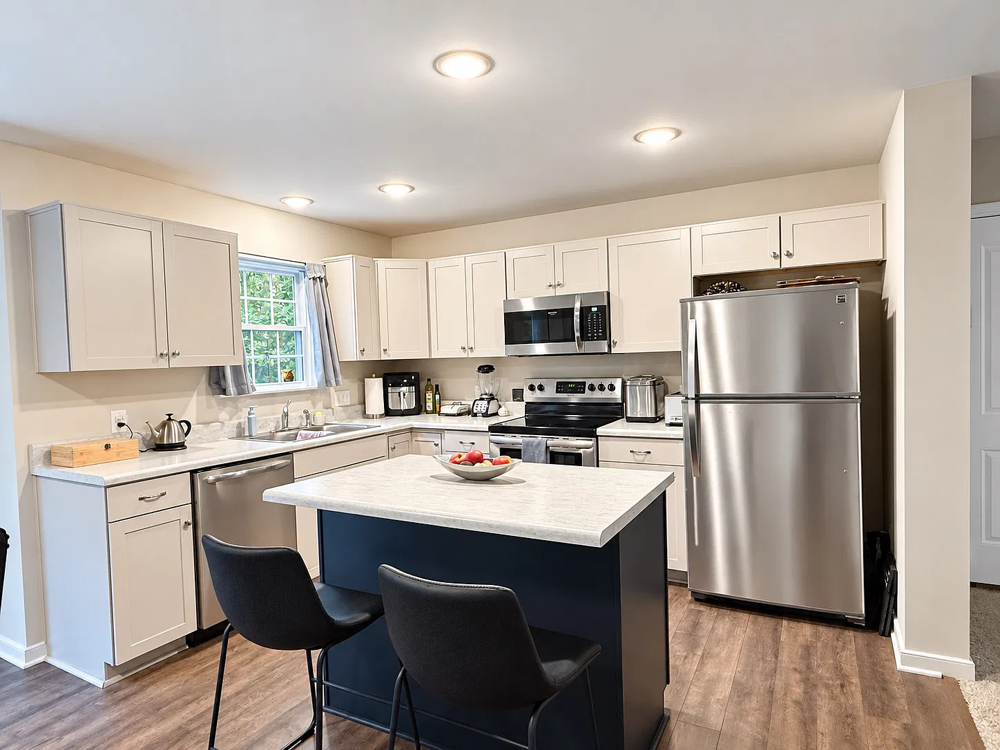 4 bed, 2.5 bath, 1641 sqft, $2,500 — Photo 4