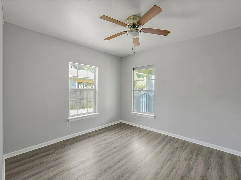 220 Engel St — Photo 14