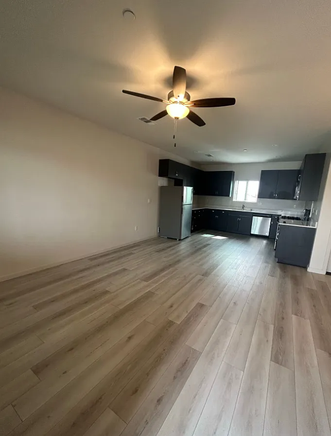 3 bed, 1033 sqft, $2,025 — Photo 2