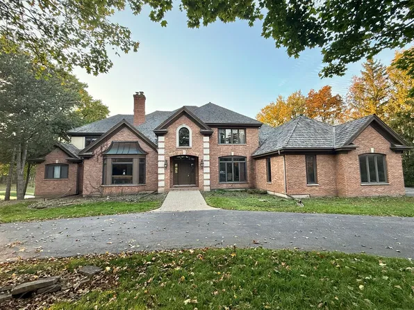 20 Hidden Brook Dr, North Barrington, IL 60010
