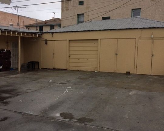 4th image of 1122 N Beachwood Dr
