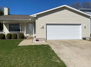 2803 Binghamton Ln, Bloomington, IL 61705