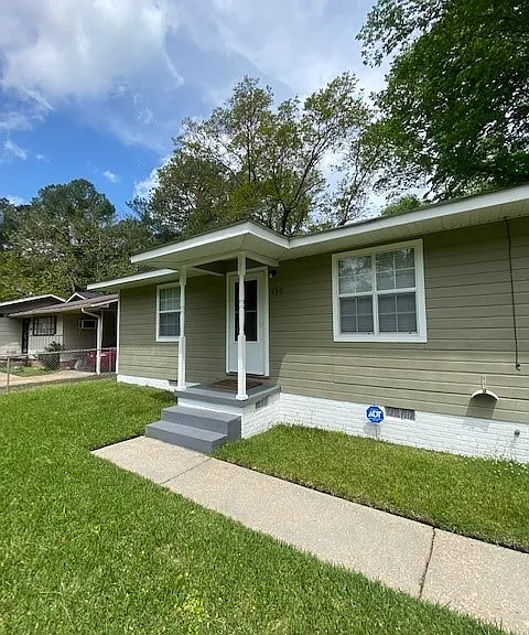 250 Winfield St — Photo 2