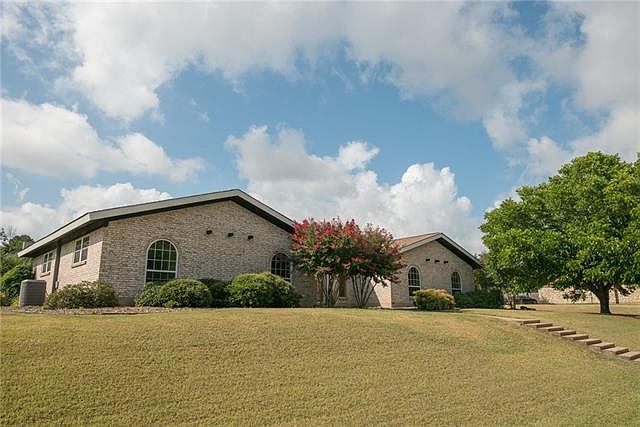 1st image of 602 Country Club Dr