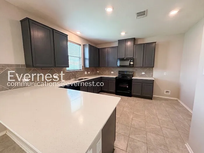 3 bed, 2.5 bath, 2038 sqft, $2,095 — Photo 4