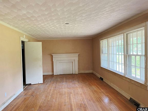3rd image of 1005 W Queen St #8