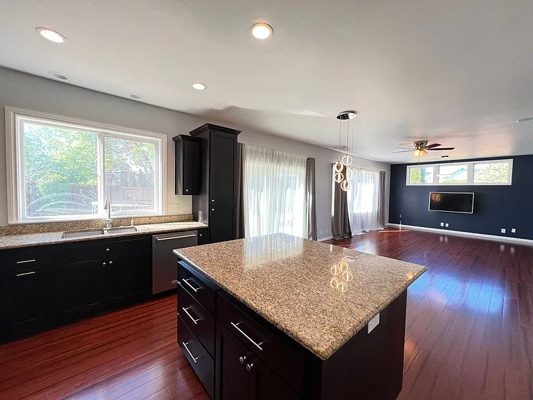 1592 Kingston Way — Photo 7