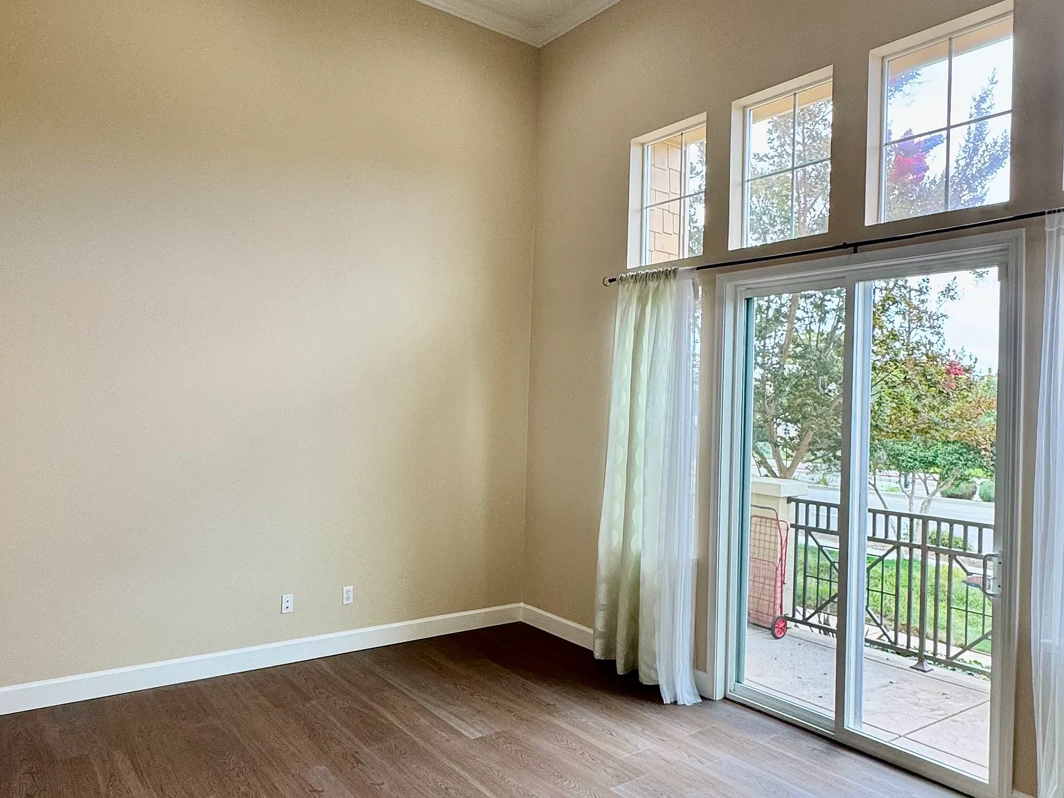 3 bed, 2.5 bath, 1812 sqft, $6,200 — Photo 2