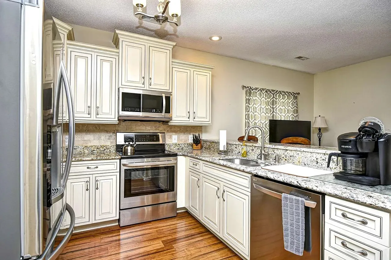 3307 Sweetwater Blvd - 1 — Photo 4
