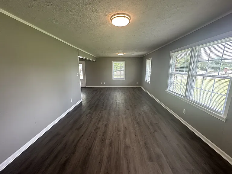 104 Glendale Ave — Photo 2