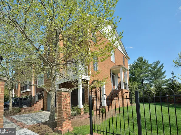 100 Herndon Mill Cir, Herndon, VA 20170