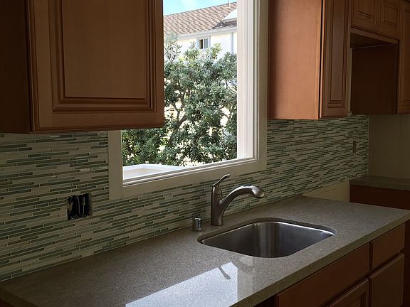 4th image of 415 Dahlia Ave