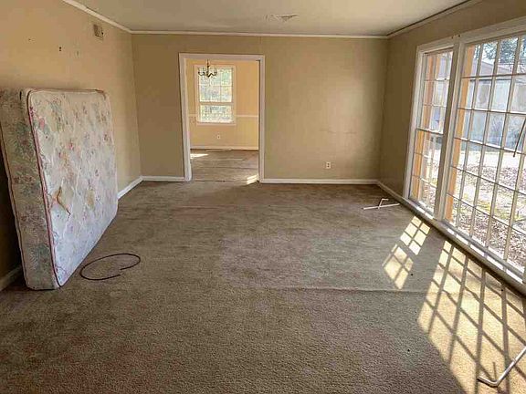 4th image of 2734 Oxford Dr