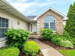 812 Falcon Dr, Le Claire, IA 52753