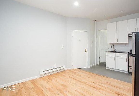 3rd image of 340 W 49th St APT 4re