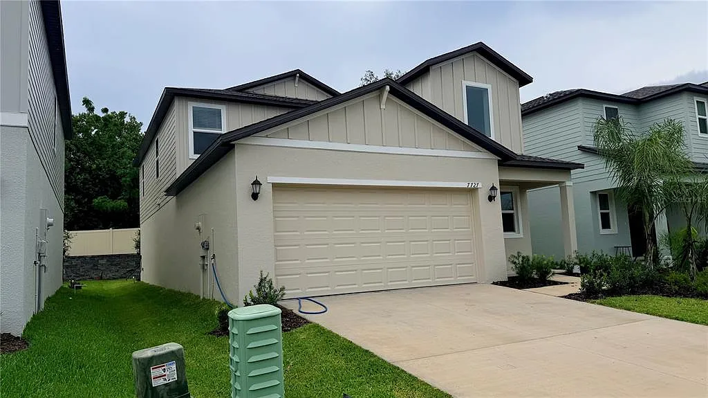 5 bed, 2.5 bath, 2326 sqft, $2,450 — Photo 2