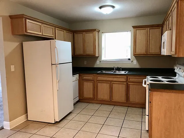 3261 Sawtooth Dr — Photo 2