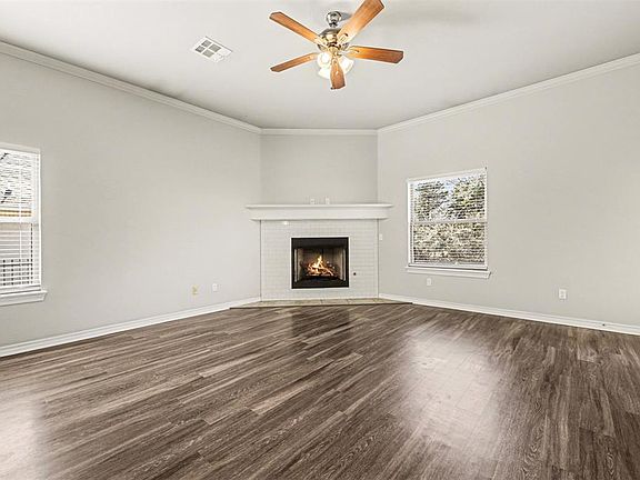 4th image of 617 Irish Ln