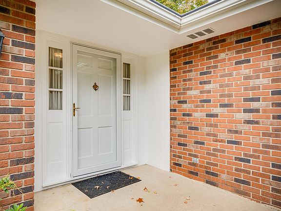 4th image of 2516 Essex Dr