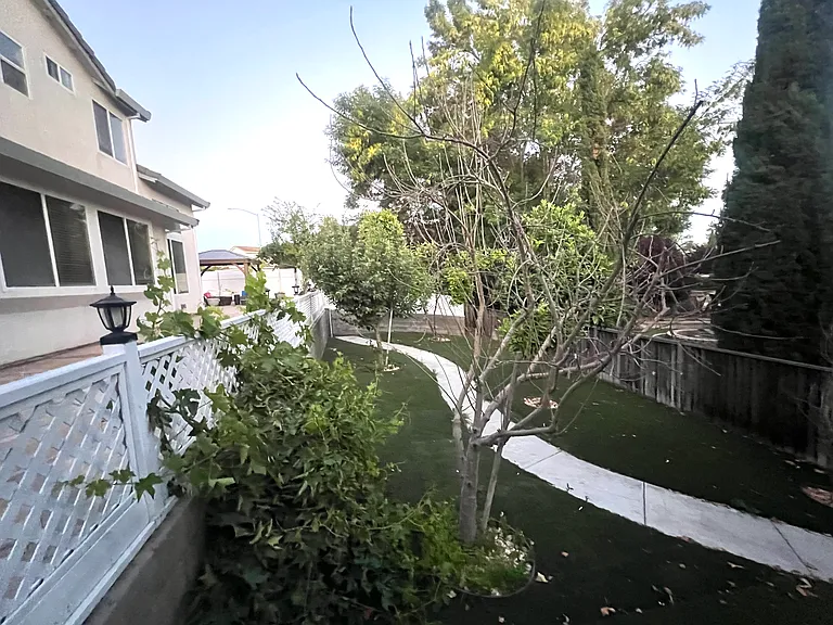 901 Hillock Ct — Photo 36