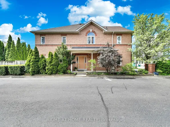 740 Village Green Blvd, Mississauga, ON L5E 3K8