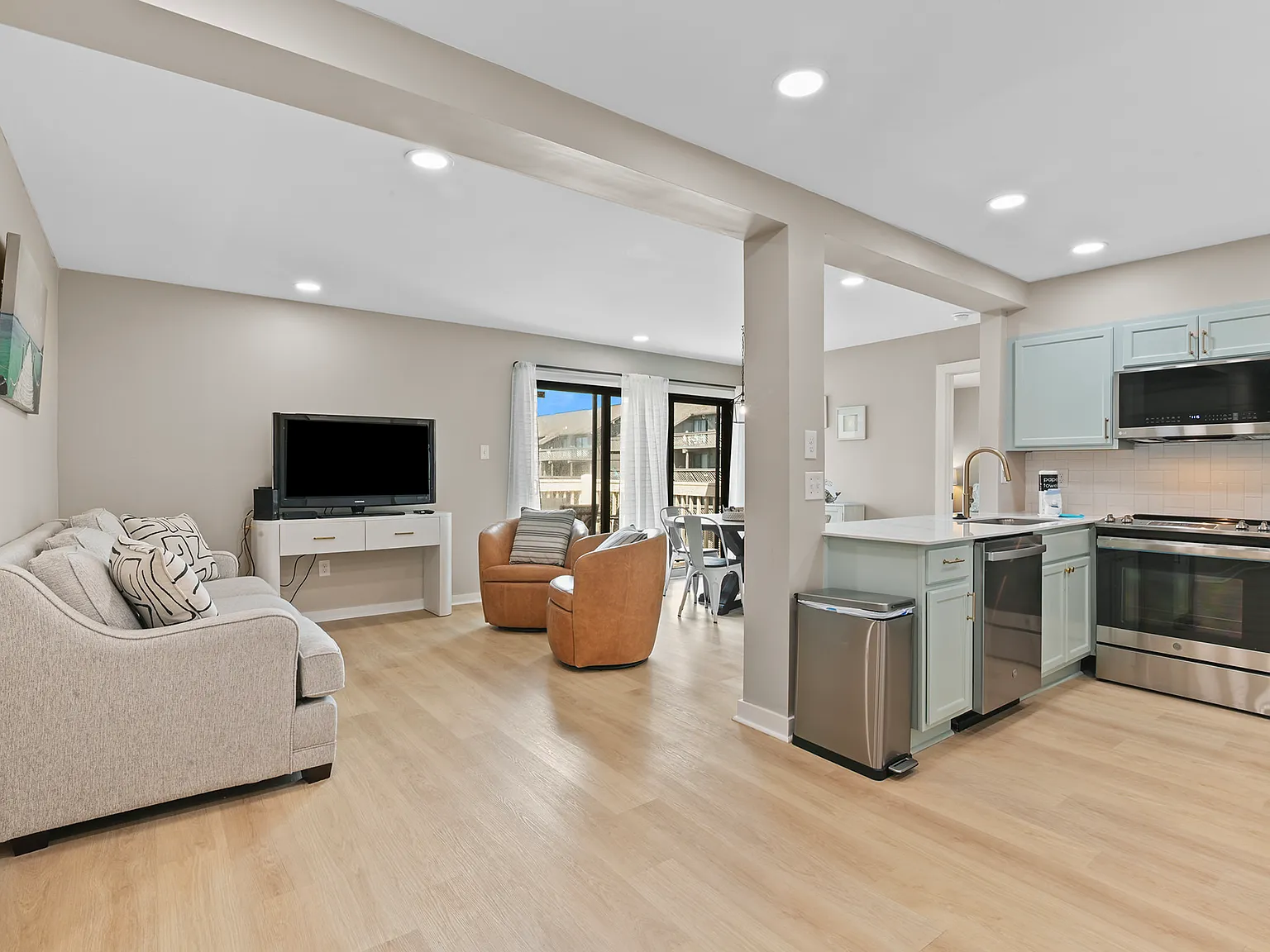 2 bed, 924 sqft, $2,400 — Photo 1