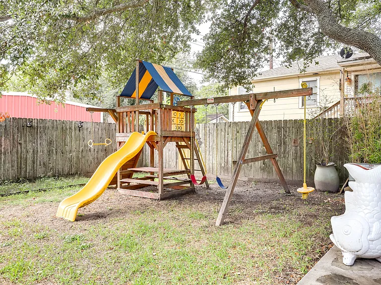 4517 Avenue P 1/2 — Photo 25