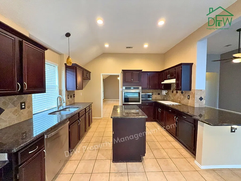 3 bed, 2.0 bath, 2086 sqft, $2,395 — Photo 2