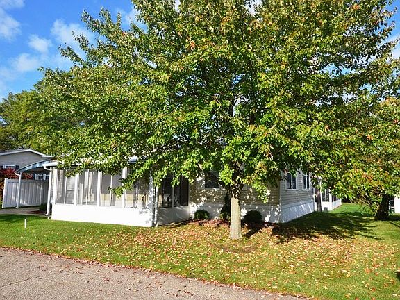 2nd image of 6 Maple Dr #6