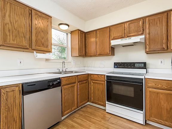 5th image of 916 Charleston Way Dr