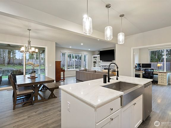 3rd image of 5209 Junco Court NE