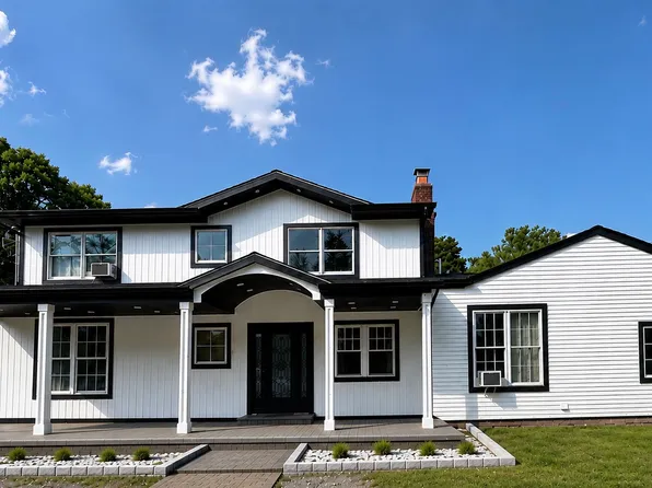 2 Seaman Neck Rd, Dix Hills, NY 11746