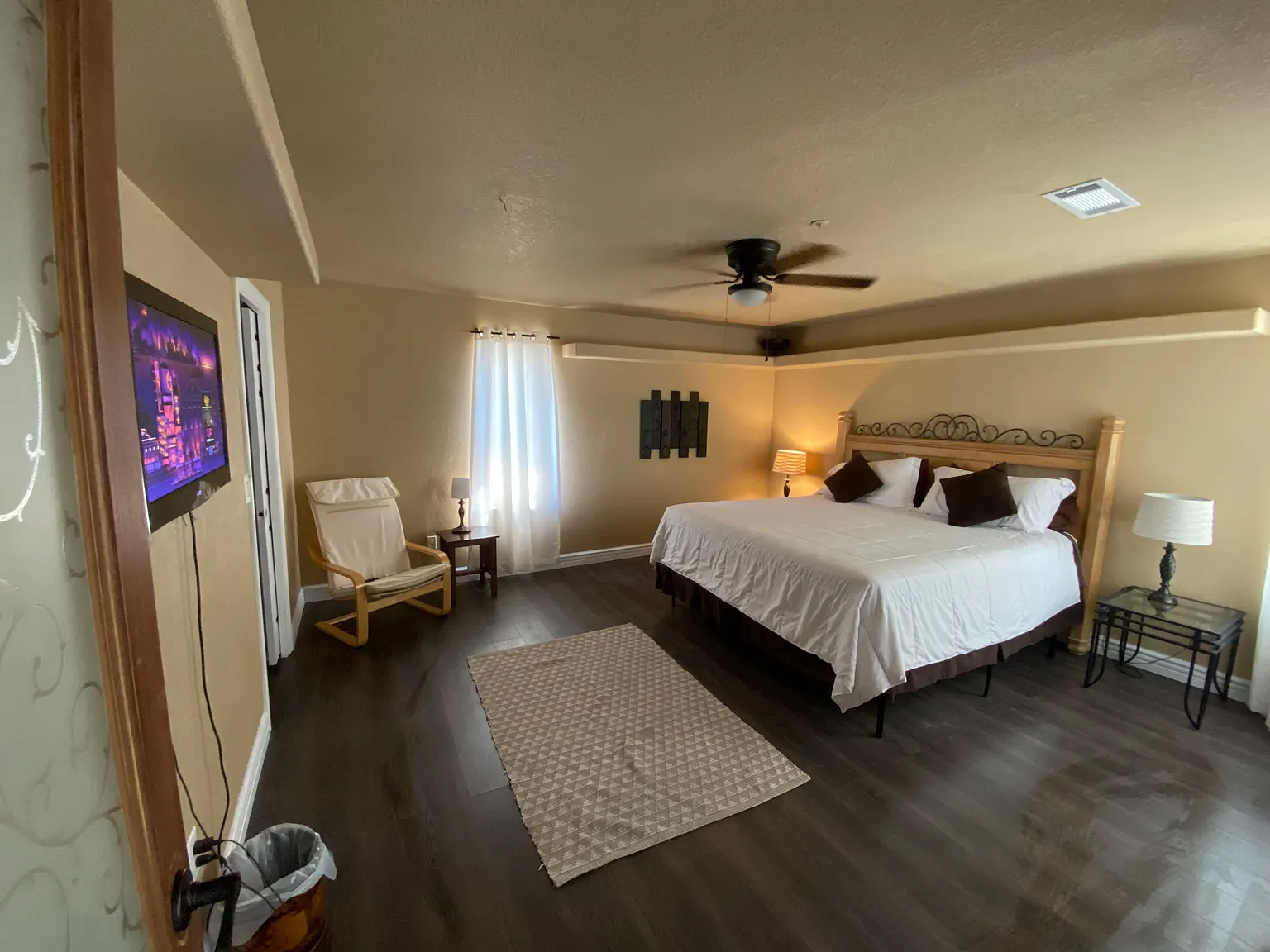6 bed, 5800 sqft, $1,550 — Photo 3