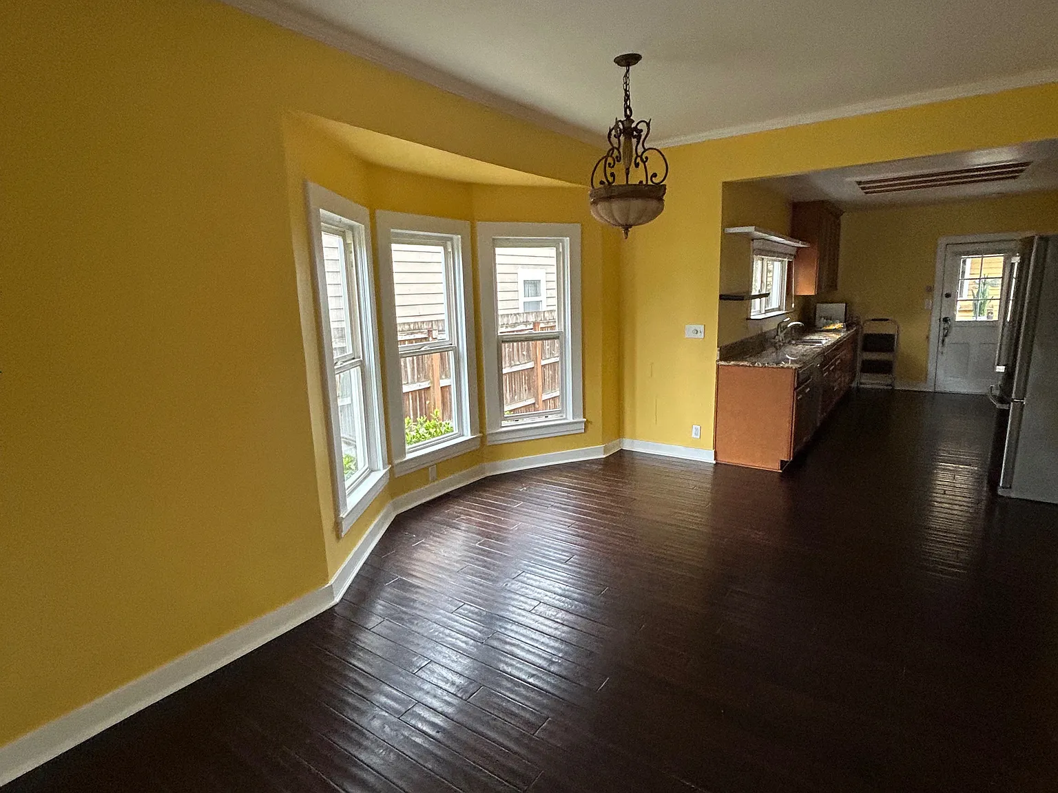 3 bed, 850 sqft, $3,200 — Photo 3