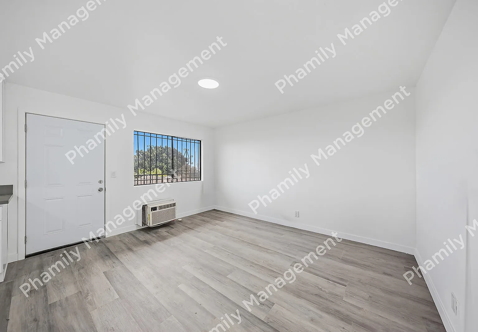 2538 Johnston St — Photo 3