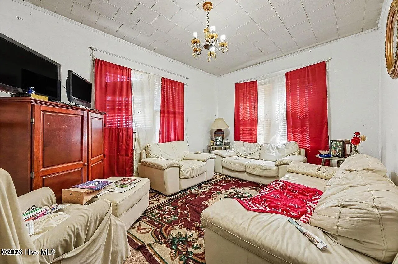 2 bed, 1.0 bath, $1,200 — Photo 2