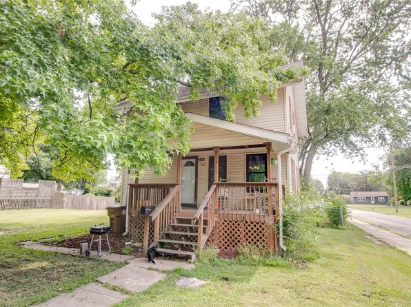 903 N Charles St, Carlinville, IL 62626