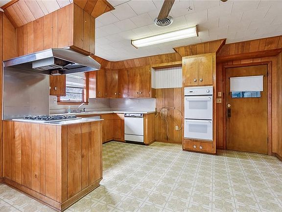 5th image of 216 W Lawson St