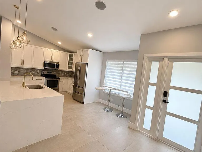 1842 Edgewater Dr — Photo 3