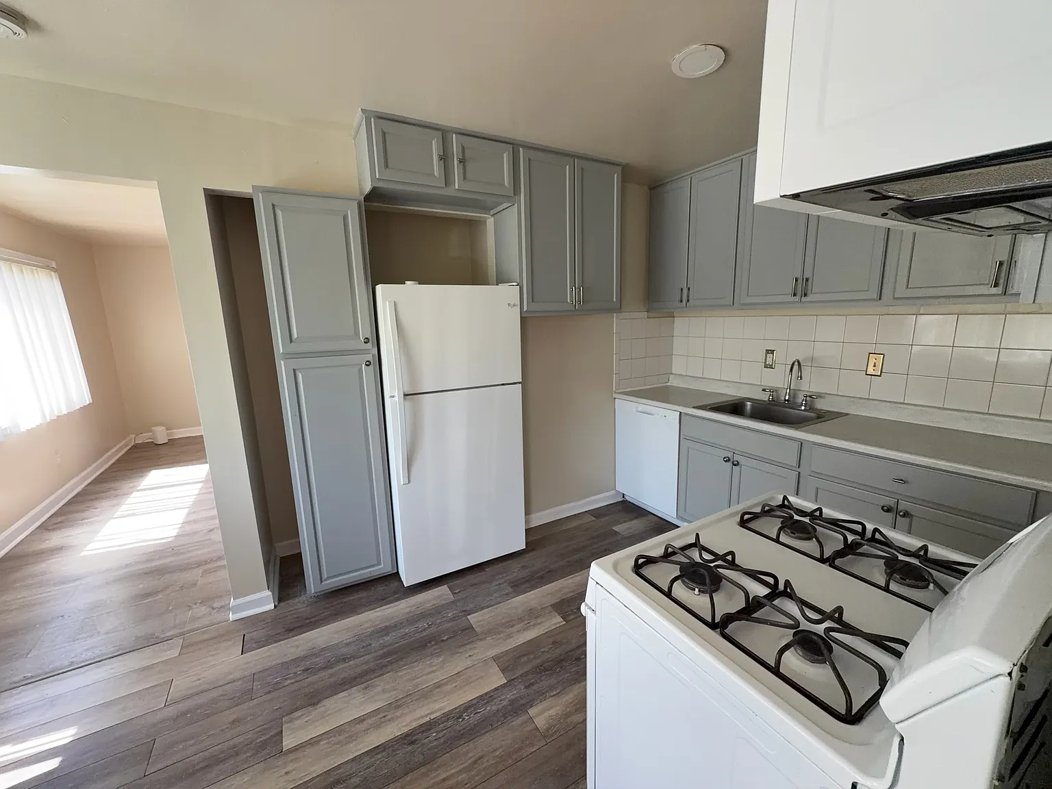 3 bed, 888 sqft, $2,400 — Photo 4