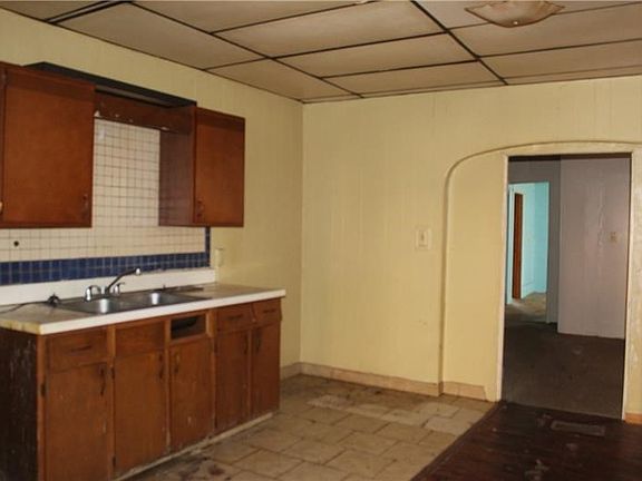2nd image of 580 Thompson Ave