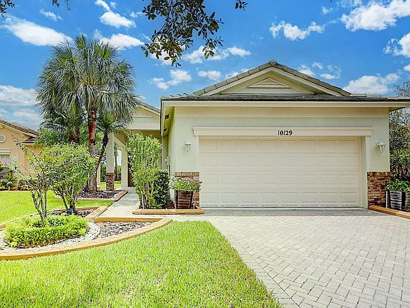 3rd image of 10129 SW Brookgreen Circle
