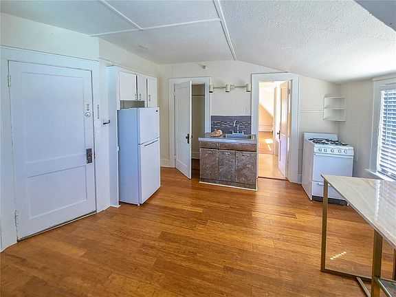 5th image of 236 10th Ave NE