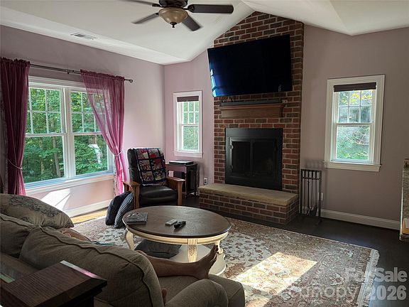 4th image of 383 Lee Ave