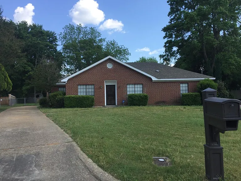 316 Avon Rd — Photo 2