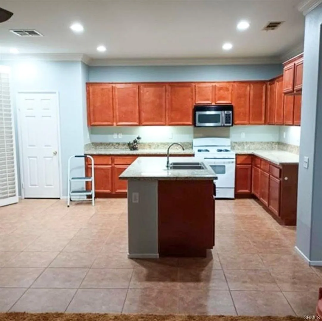 Room for rent - All Utilities and full house Access - Pool Home. — Photo 2